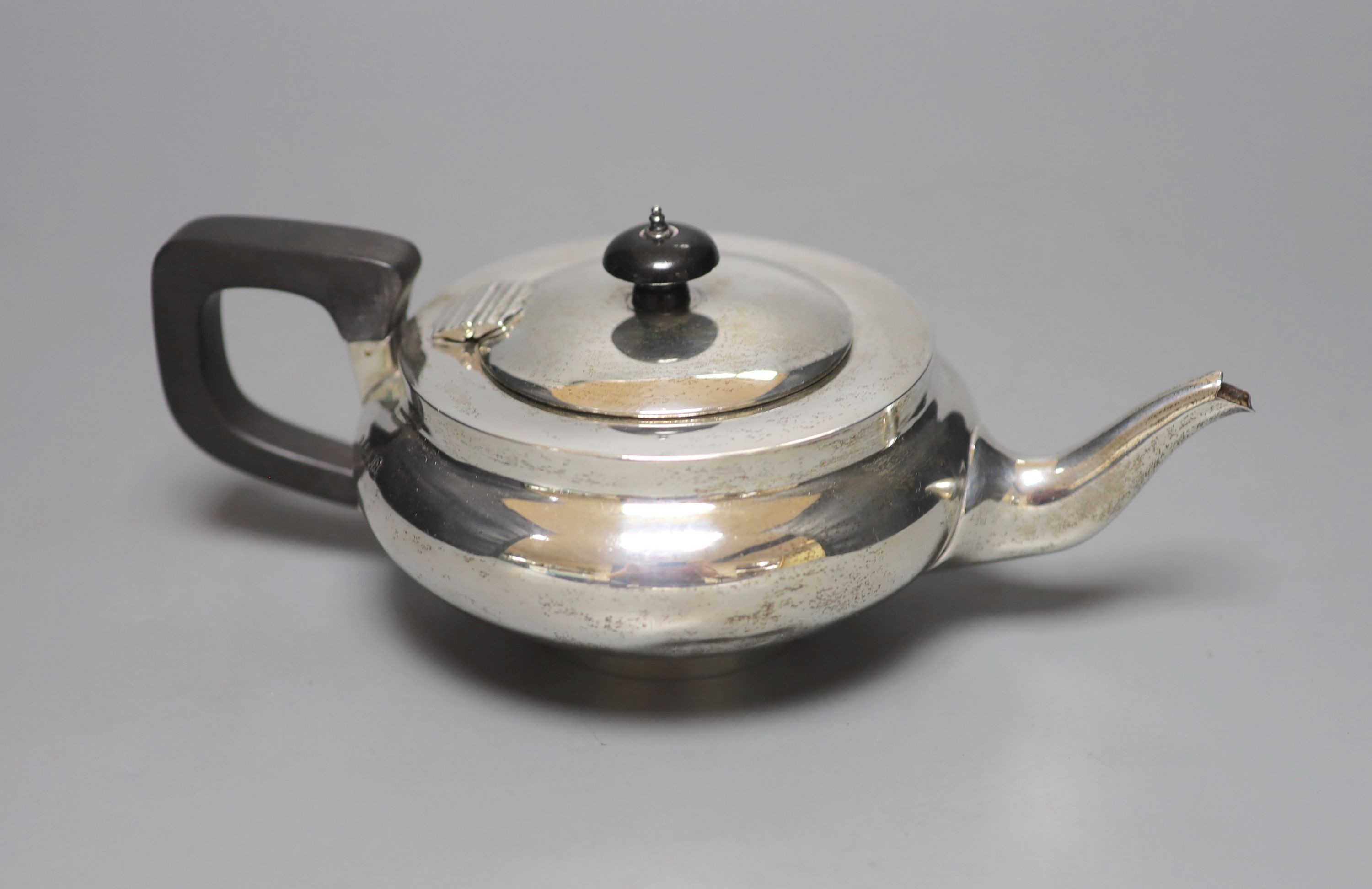 A George V silver teapot, London, 1916, gross 13.5oz.